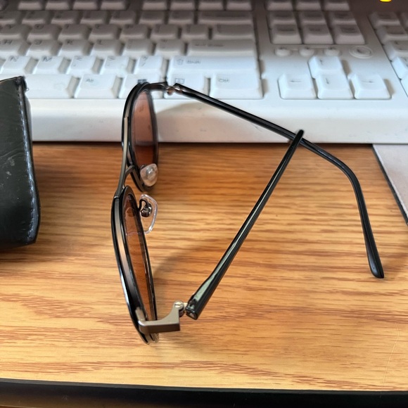 Ray-Ban Unisex Sunglasses with Case. - Picture 6 of 10